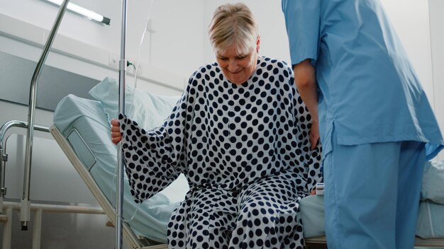 Foto hintergrundansicht eines paares, das im krankenhaus steht