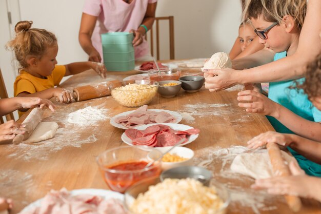 Foto hintergrundansicht von frauen, die essen zubereiten