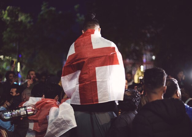 Foto hintergrundansicht von fußballfans mit englischer flagge