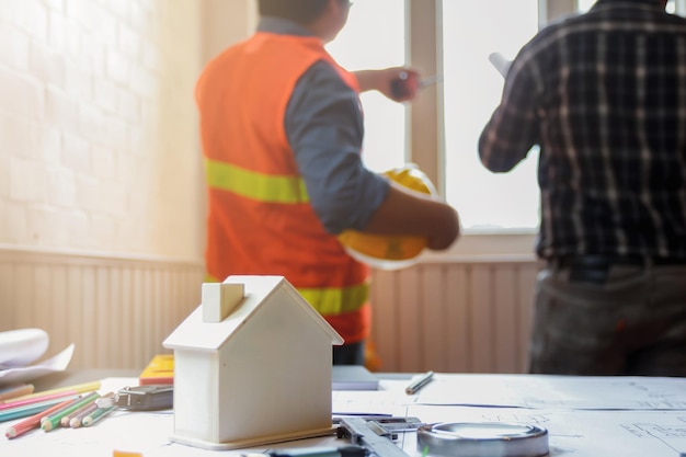 Foto hintergrundansicht von ingenieuren, die beim sprechen am fenster im büro stehen