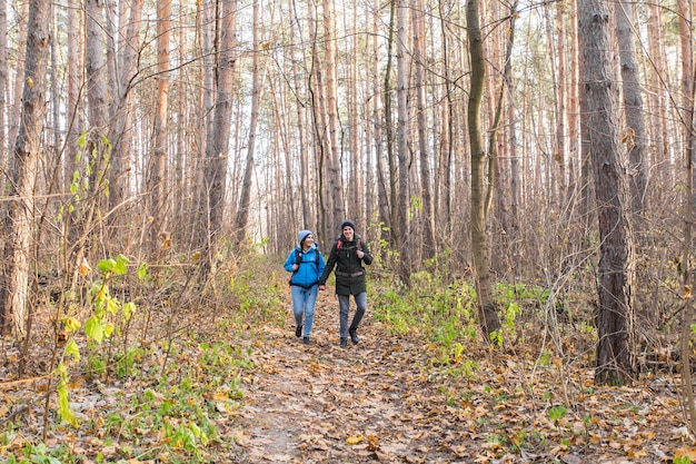 Hintergrundansicht von Männern, die im Wald laufen