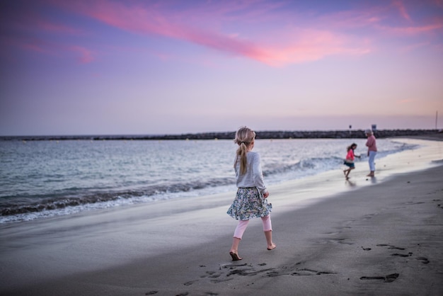 Hintergrundansicht von Menschen am Strand gegen den Himmel
