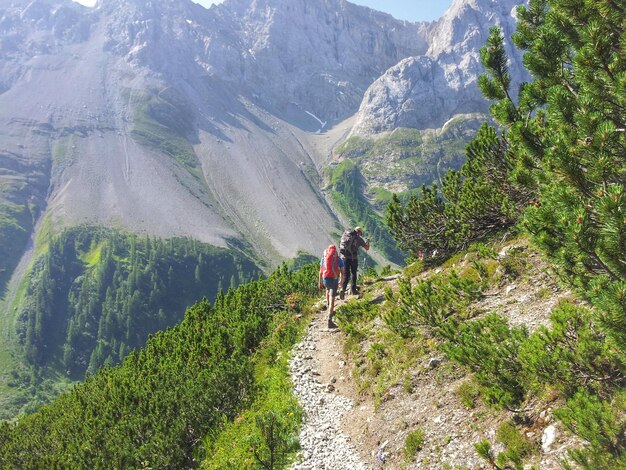 Foto hintergrundansicht von menschen auf dem berg