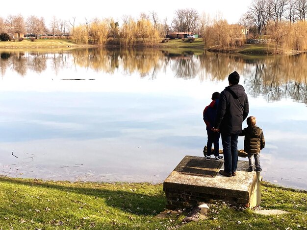 Foto hintergrundansicht von menschen, die am see stehen