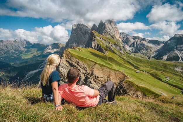 Foto hintergrundansicht von menschen, die auf dem berg gegen den himmel sitzen