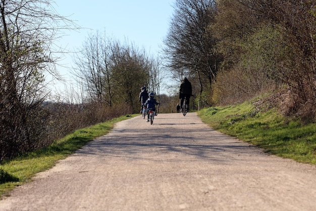 Foto hintergrundansicht von menschen, die auf der straße gegen den himmel laufen