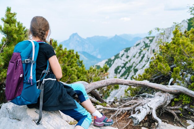 Hintergrundansicht von Menschen, die auf einem Berg gegen Berge sitzen