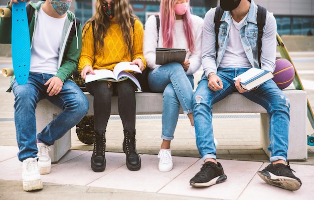 Foto hintergrundansicht von menschen, die auf einem buch sitzen