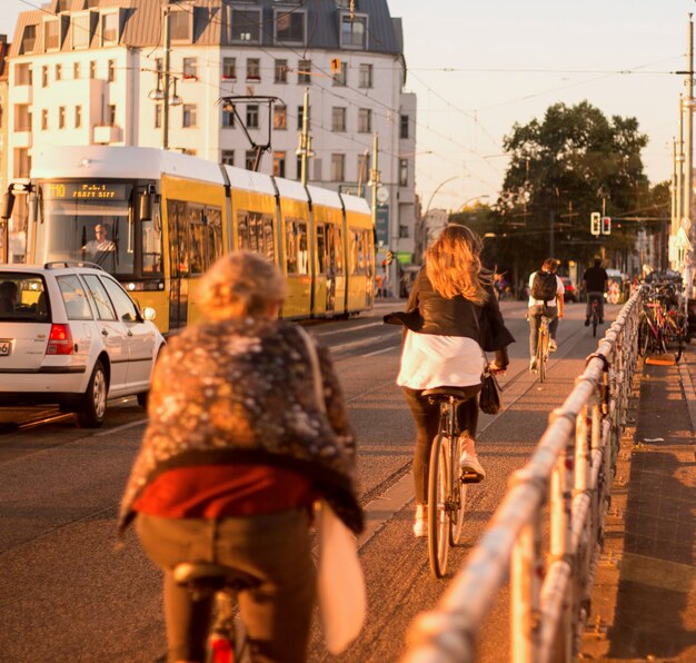 Foto hintergrundansicht von menschen, die auf einer stadtstraße laufen