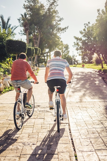 Hintergrundansicht von Menschen, die Fahrrad fahren