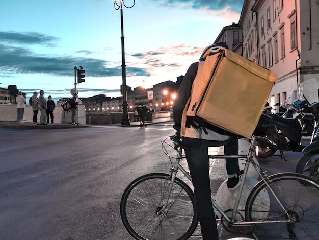 Foto hintergrundansicht von menschen, die fahrräder auf der straße fahren