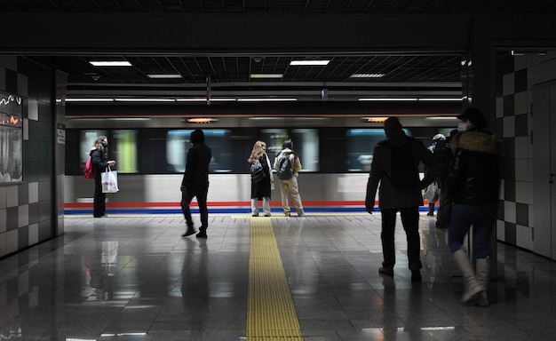 Hintergrundansicht von Menschen, die in der U-Bahn laufen