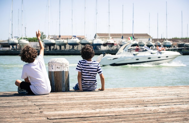 Hintergrundansicht von Menschen im Hafen gegen den Himmel