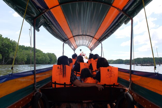 Hintergrundansicht von Menschen in einem Boot, das auf einem Fluss segelt