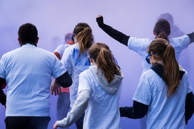 Foto hintergrundansicht von menschen während des holi