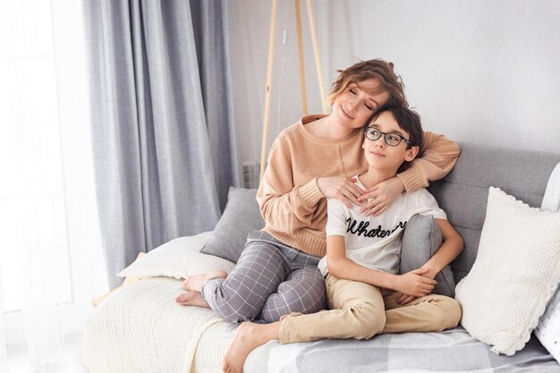 Hintergrundansicht von Mutter und Sohn, die auf dem Sofa sitzen