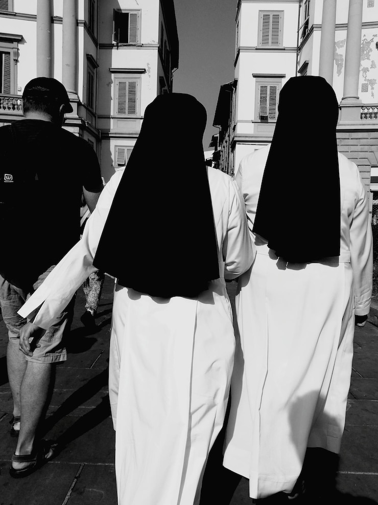 Foto hintergrundansicht von nonnen, die in der stadt auf der straße spazieren gehen