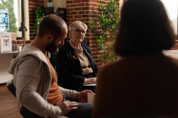 Foto hintergrundansicht von personen, die im büro arbeiten