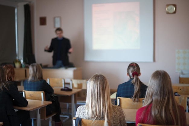 Hintergrundansicht von Schülern, die im Klassenzimmer sitzen