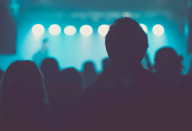 Foto hintergrundansicht von silhouetten von menschen bei einem musikkonzert