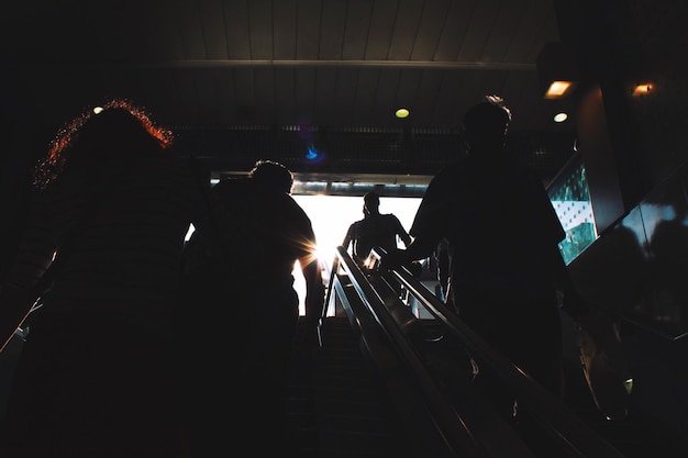 Hintergrundansicht von Silhouetten von Menschen, die auf Treppen stehen