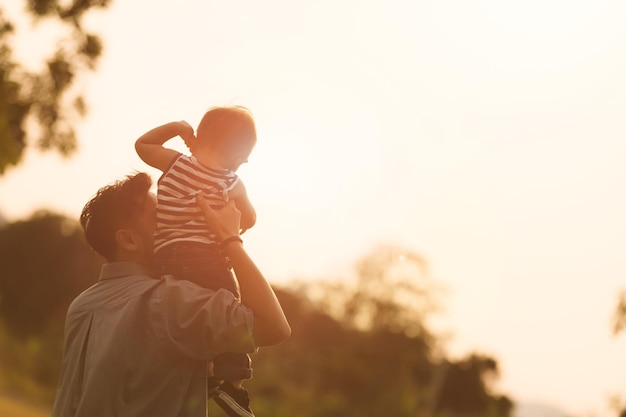 Hintergrundansicht von Vater und Sohn gegen den Himmel bei Sonnenuntergang