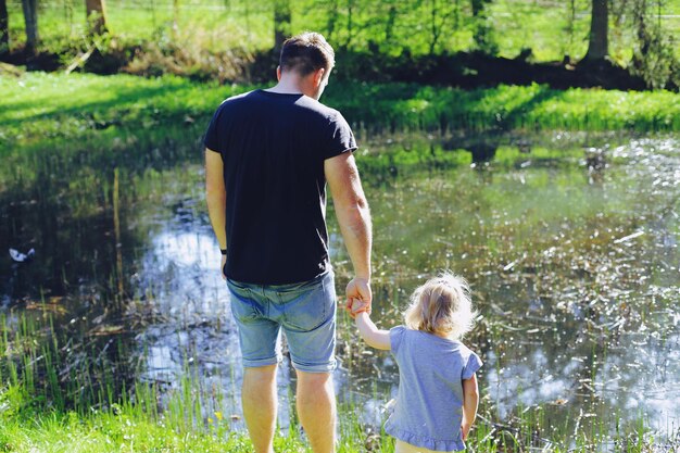 Foto hintergrundansicht von vater und tochter am see