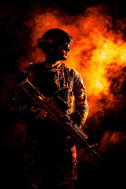 Hintergrundbeleuchtete Silhouette von Spezialeinheiten Marine auf Feuer Explosion Hintergrund Kampfbomben explodieren Rauchwellen