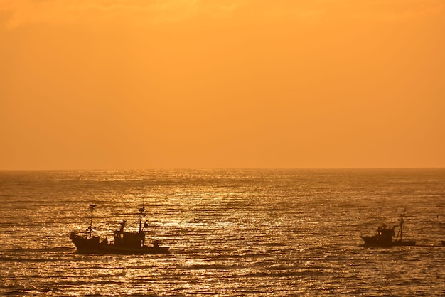 Hintergrundbeleuchtung Bild eines Silhouette-Bootes im Ozean