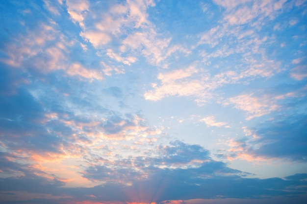 Hintergrundbeschaffenheit des blauen Himmels mit Weiß bewölkt Sonnenuntergang.