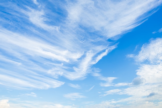 Hintergrundbeschaffenheit des blauen Himmels mit weißen Wolken.