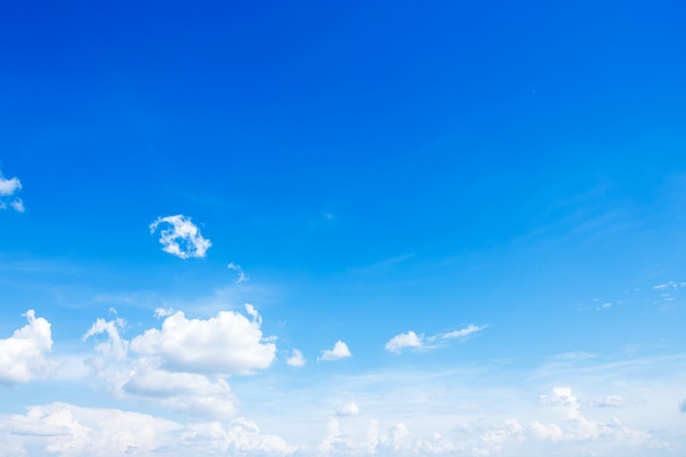 Hintergrundbeschaffenheit des blauen Himmels mit weißen Wolken.