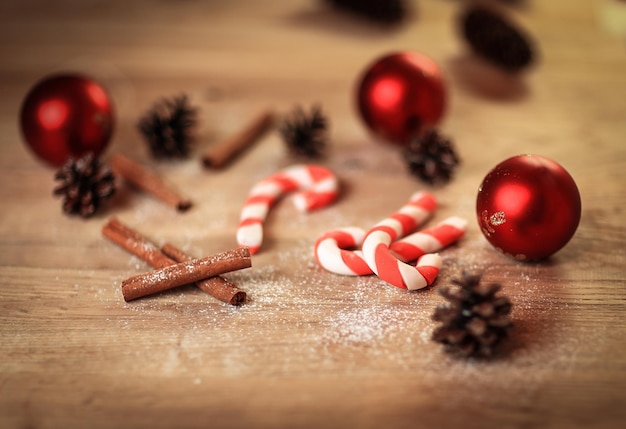 Foto hintergrundbild cookiesweihnachtskugeln und zapfen auf holzbac