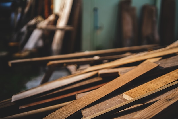 Hintergrundbild der Möbelholzwerkstatt, Tischler industrieller Holzwerkstoff-Arbeitstisch mit verschiedenen Handwerkswerkzeugen und Holzschneideständer, Vintage-Filterbild