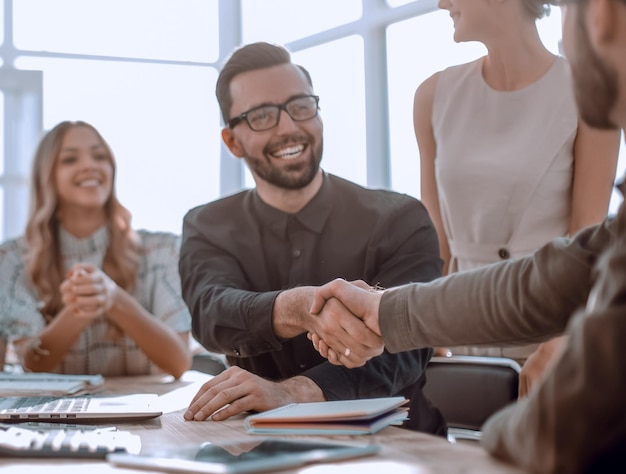 Hintergrundbild des Händedrucks von Geschäftspartnern im Büro