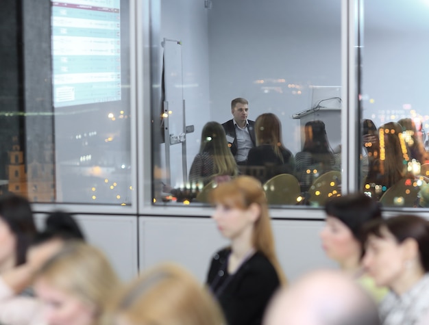 Hintergrundbild des Konferenzsaals am Abend. Geschäftshintergrund