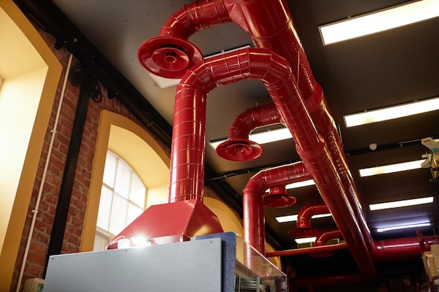 Hintergrundbild des Lüftungssystems in der Industriewerkstatt mit Fokus auf rote Rohrleitungsöffnungen kopieren sp
