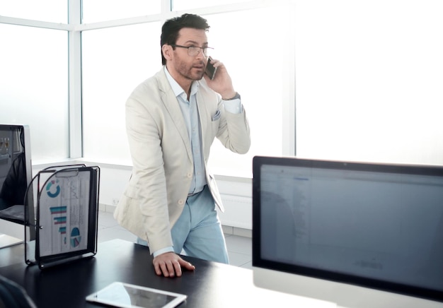 Hintergrundbild eines Geschäftsmannes in einem modernen Bürogeschäftskonzept