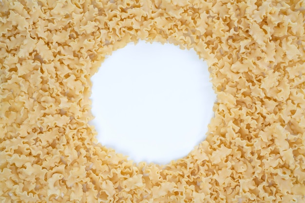 Hintergrundbild mit trockenen Mini-Lasagne-Nudeln mit Kopierraum in der Mitte