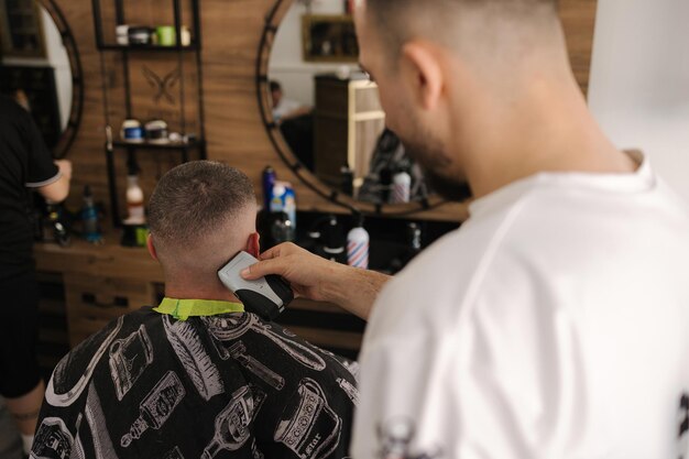 Hintergrundbild von einem Friseur, der die Haare eines männlichen Kunden in einem Friseursalon schneidet