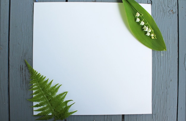 Foto hintergrundblumen auf weißem papier