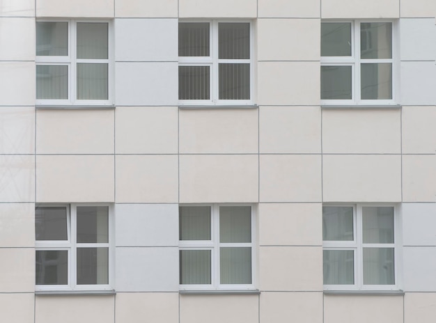 Hintergrundfenster in einem modernen Gebäude aus Fliesen.