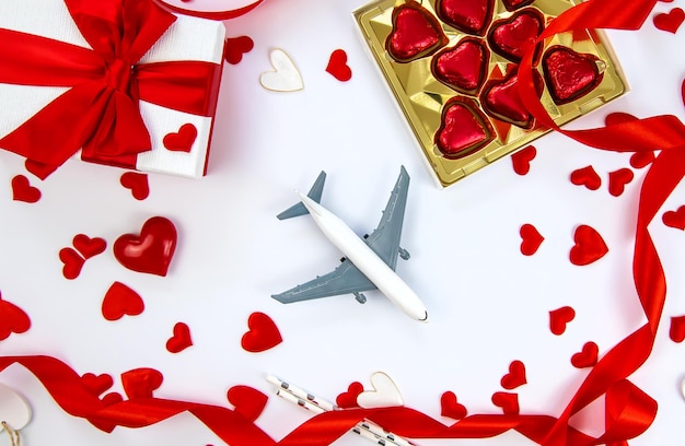 Hintergrundisolat mit Herzen und Flugzeug. Valentinstag. Selektiver Fokus. Valentin.