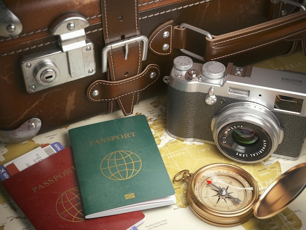 Hintergrundkonzept für Reisen oder Tourismus. Alte Kofferpässe mit Bordkarte, Vintage-Kamera-Campass auf der Karte