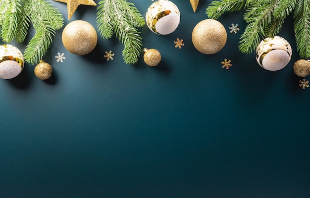 Hintergrundkonzept für Weihnachten und Neujahr Draufsicht auf den Weihnachtsball Christmas Brance Star und Schneeflocke auf dunklem Hintergrund
