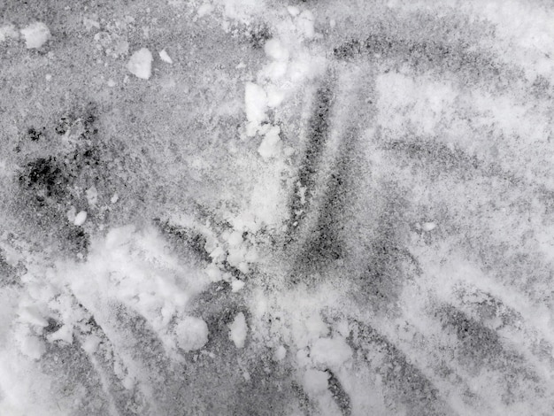 Hintergrundkratzer auf einer dünnen Oberfläche mit flauschigem Schnee und Weiß