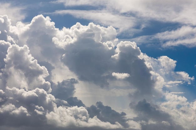 Hintergrundpanoramaaufnahme des bewölkten Himmels Dramatische Ansicht