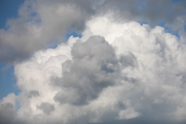 Hintergrundpanoramaaufnahme des bewölkten Himmels Dramatische Ansicht