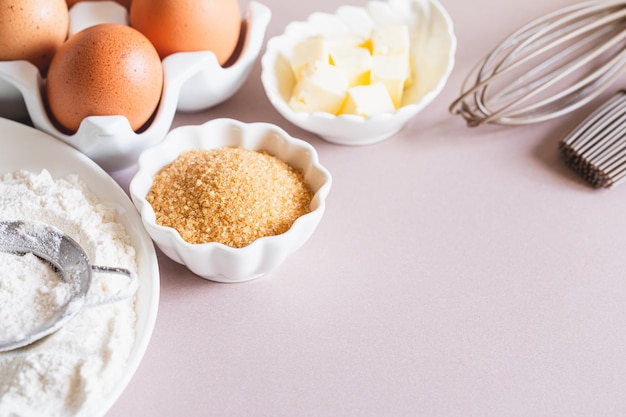 Hintergrundrahmen zum Backen oder Kochen Zutaten Küchenartikel zum Backen von Kuchen Küchenutensilien Mehl Eier brauner Zucker Butter Textbereich Draufsicht Plätzchen Kuchen oder Kuchen Rezept Mockup