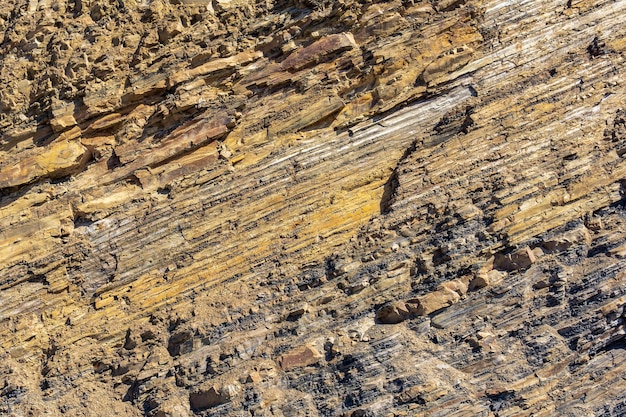 Hintergrundtextur aus geschichtetem braunem Gestein